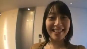 顔に似合わず猥褻な素人お姉さんと撮影しながら挿入した結末