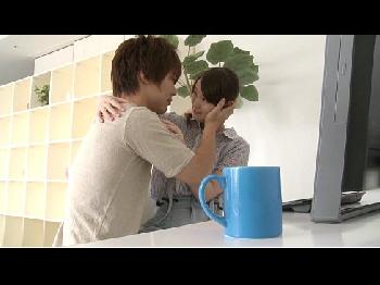 彼氏が仕事中の彼女にイタズラ開始するイチャつきえっち