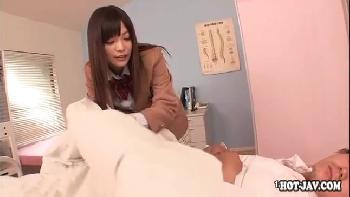 小悪魔に痴女ってくる童顔の魅力的な女子校生が男子のゴムなし肉棒を自ら挿入!!