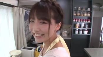 料理中に彼氏のペニスへ猥褻な口淫する愛らしい彼女