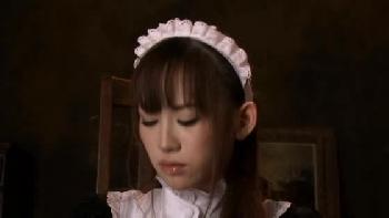 オナニーして女性器濡らすも物足りない熟女人妻が男を呼んで避妊具なしの性行為