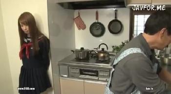 叔父のペニスに気持ちがこもっているフェラチオ奉仕する女子校生ギャル