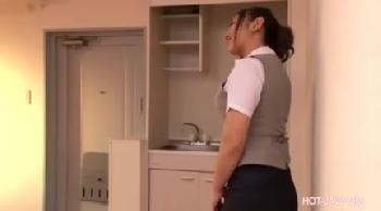 ミニスカートで働く不動産屋店員が魅惑のパンティラインを売りにして成績を上げる