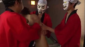 夫がいない間に隣に止まっている男たちに体を奪われる綺麗な人妻