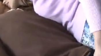 男に体を擦り寄せて密着しペニスを触り始めた人妻が他人を気にせず性行為する