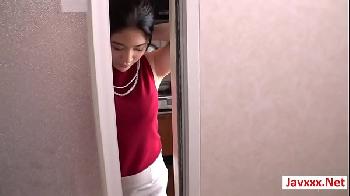 息子の反り立ったペニスで性衝動に駆られる巨乳義母