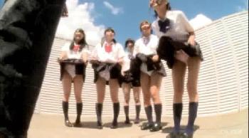 女子校生たちがマゾ男に集団痴女