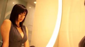 小顔で筋肉質な元アイドルの巨乳娘が愛液を垂れしながら連続逝き