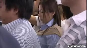 通勤中に痴漢にあってしまった女性会社員が乗客から連続でペニス挿入