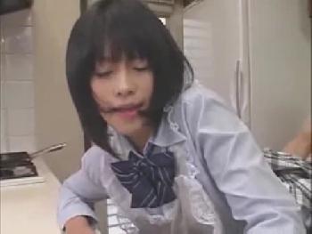 高校生なのに人妻!!制服にエプロンで朝から親密な性行為繰り広げる女子校生