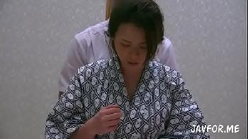 夫が温泉に行っている間にマッサージを呼んで性的行為への欲求を解消してもらう妻