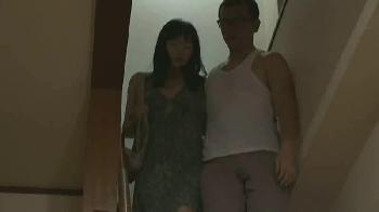 不貞人妻が夫が居ない間に浮気相手連れ込んで性行為する