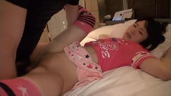 ミニ系娘のパイパン膣に大人ペニスねじ込み膣射交尾!!