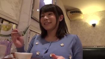 巨大なバストを揺らするお人形さんのような小柄の美少女