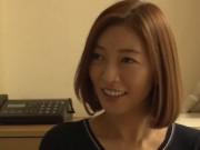 巨乳人妻が義娘から彼氏の浮気監視を頼まれる→裏切って彼氏と避妊具未装着で膣射性交