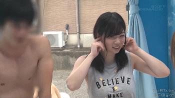 あのお部屋に入ってしまい男友達のゴムなし肉棒挿入を受け入れてしまう巨乳女子大生W