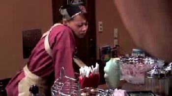 閉店後の掃除中に店主から強引にペニスを咥えさせられる巨乳お姉さん