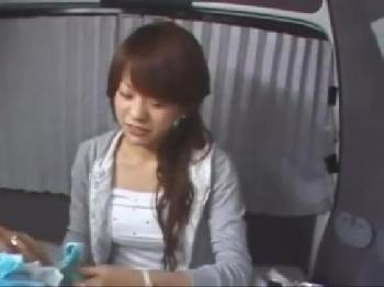 街角でナンパした素人娘を車内に連れ込み避妊具未装着で膣射SEX