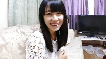 透き通るような白肌のアイドル系美少女を中出し交尾!!