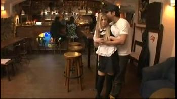 ピンク色の陰毛がないワレメに黒ペニスを挿入される金髪メイド