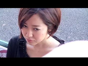 痴漢男に手コキを強要される巨乳美女