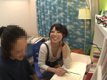 上原亜衣巨乳家庭教師のエロティックな提案に抗えず中出し性行為