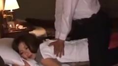 肩こりが酷い巨乳人妻がホテルのマッサージサービスを呼んだら施術師の男に挿入される