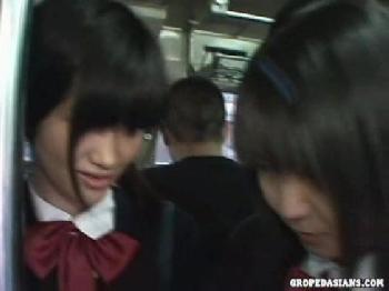 ガチな清楚ミニ系女子校生2人組を痴漢→脱がせたら意外と巨乳W