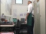 先輩店員に目を付けられた新人バイトが事務所内で猥褻行為