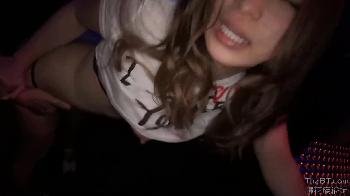 夜のバーで働いているギャルをナンパして店内で挿入して中出し