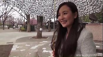 黒髪のとても綺麗な人妻が性交渉がない状況に耐えかねて男優と股間のワレメに挿入