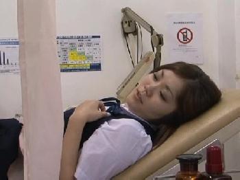 非人道的な医者に強引にペニス挿入されて戸惑いつつも絶頂する女子校生娘