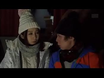 2人きりの雪山の小屋で佐々木あきが男を官能的に誘い避妊具未装着で膣射SEX