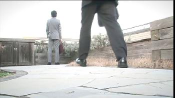 夫の目の前で犯されて気持ちよくなって中出し求めてる不貞人妻