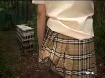 野外でも狂ったように潮吹きする巨乳女子校生と青姦交尾