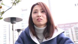 とても綺麗な人妻がチェリーボーイを優しくリードし筆おろし