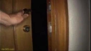 声を耐えているのに漏れてしまうチャーミングな妹と肉親交尾