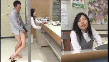 背後ではペニス挿入されながらも受付業務をこなすプロ意識が高いお姉さん