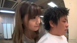 男性客に巨乳を押しつけて欲情させて性的サービスをする変態美容師W