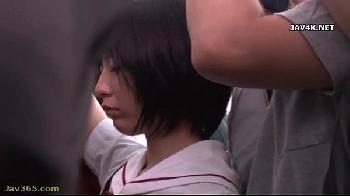 通勤中の真面目女子校生に狙いを定めて手マン痴漢行為