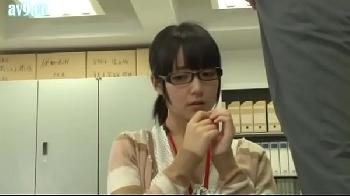 品行方正そうなのにアソコがパイパンなメガネ女性会社員と生セクロス