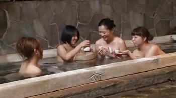 温泉で出会った若いイケメンに性的興奮してしまった奥さん