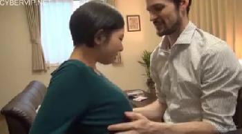 留学生の巨根にすんなりと挿入を許した痴女の熟女人妻