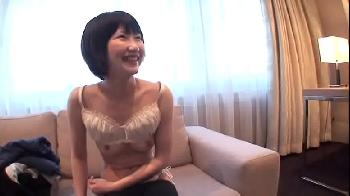 スレンダーボディの童顔ショート娘がプロ男優とのSEXに臨んで異次元の快感に堕ちる