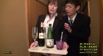 ピンチな場面の女性会社員を助けると見せかけて卑猥な悪戯をして挿入する