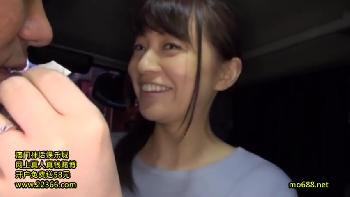 街を歩いていた素人人妻を巧みに口説いて車内連行→速攻でフェラチオさせる