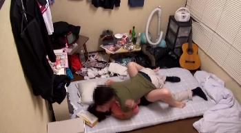 凄く酩酊した状況の人妻を自宅に連れ込んで強引に挿入して中出し