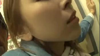 パチンコ中毒のギャル系お姉さんが襲われ女性器へ直射精され絶頂