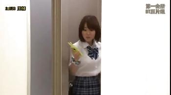 密室になったエレベーター内で体を奪われてしまった女子校生