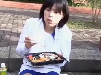 弁当を食べている陸上部巨乳美少女、青山沙希にウインナーを差し出す